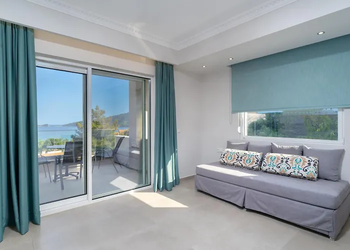 Finikas Luxury Thassos Golden *